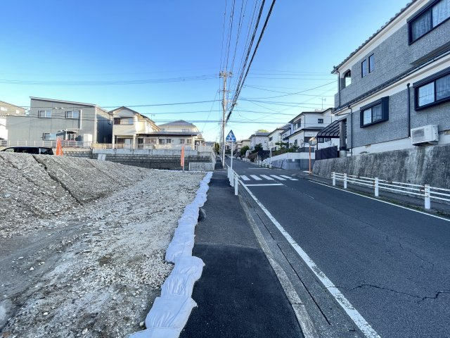 鹿児島県鹿児島市明和2丁目34-1の前面道路含む現地写真
