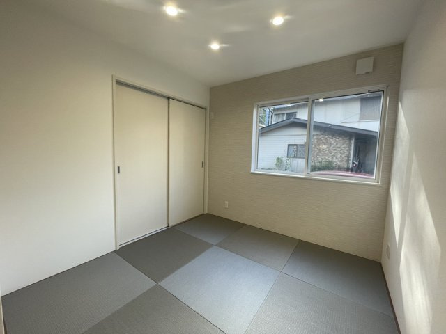 常盤3の家　鹿児島県鹿児島市常盤2丁目11-5の一部の和室|１階にある４．５帖の和室は、畳の色をグレーに。落ち着いた雰囲気でお子さまのお昼寝にもピッタリ♪