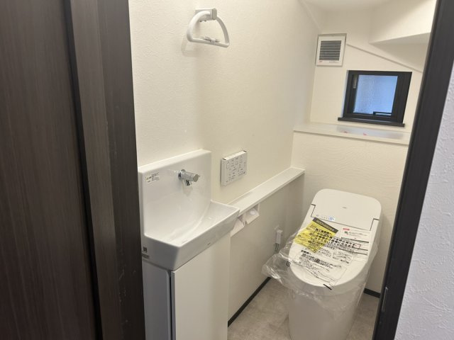 西陵2の家　鹿児島県鹿児島市西陵5丁目1-20のトイレ|1階のトイレはタンクレスタイプの為、汚れの溜まるところが少なくなるのでお手入れ楽々♪独立洗面台付き♪