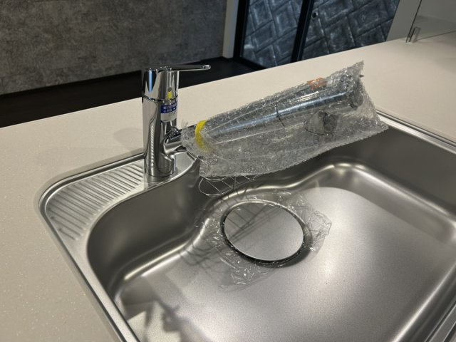 西陵2の家　鹿児島県鹿児島市西陵5丁目1-20のその他|水栓は浄水器内蔵ハンドシャワー水栓。食べ物を扱う場所だからこそ、掃除をしやすく、水もきれいなものを。