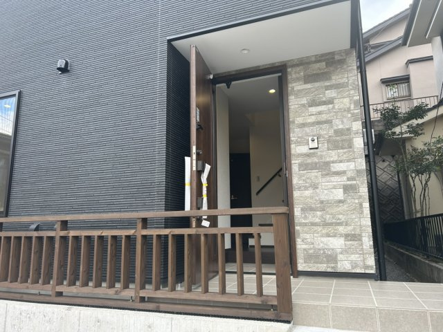 西陵2の家　鹿児島県鹿児島市西陵5丁目1-20の玄関|車の出し入れもしやすく、ご家族で複数台お持ちの方にもおすすめです。