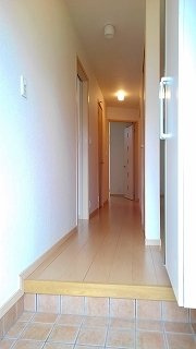 サンプラス　Ｋの玄関|収納もある玄関です