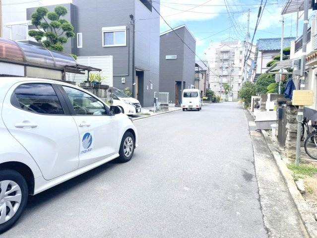 ハピレハウス東三国ヶ丘|リビングは南向きの日当たりも良く、ご家族の憩いの場にピッタリです。 お車も駐車可能!階段下収納や廊下の収納など必要な箇所にご用意しております。