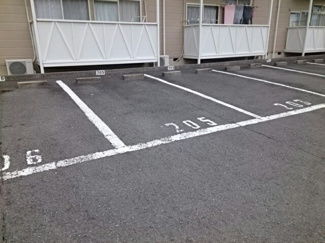 【駐車場】 | コーポサンシャイン | 駐車場があるので、車を買う予定の方も安心です
