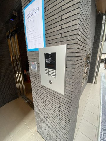 中央地所西条駅前ビルのエントランス