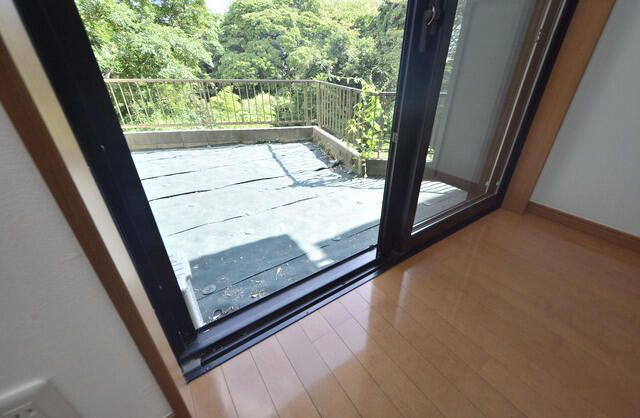 横須賀市緑が丘のアパートのバルコニー