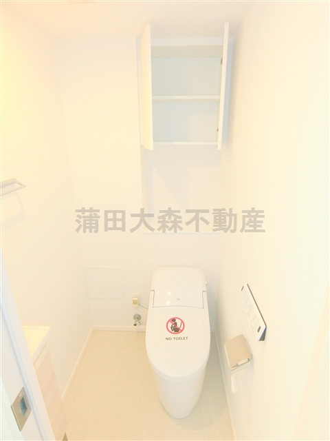 ザ・パークハビオ蒲田のトイレ|棚収納と温水洗浄便座付きのトイレ