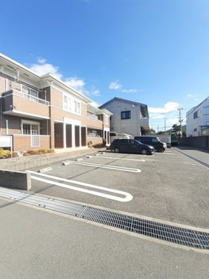 【駐車場】 | プレシャスコートＫ西浜 | 駐車場があるので、車を買う予定の方も安心です
