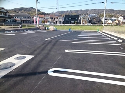 【駐車場】 | ヴィル・ドミール | 駐車場があるので、車を買う予定の方も安心です