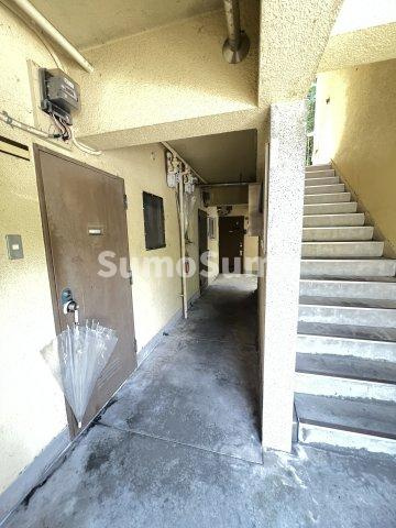 岡本梅林住宅６号棟のロビー|ゆとりのあるロビーです