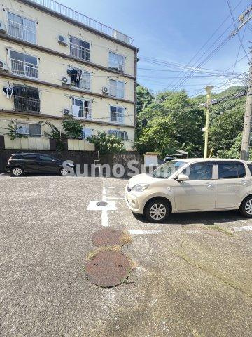 岡本梅林住宅６号棟の駐車場|車をお持ちの方に嬉しい駐車場付きの物件です