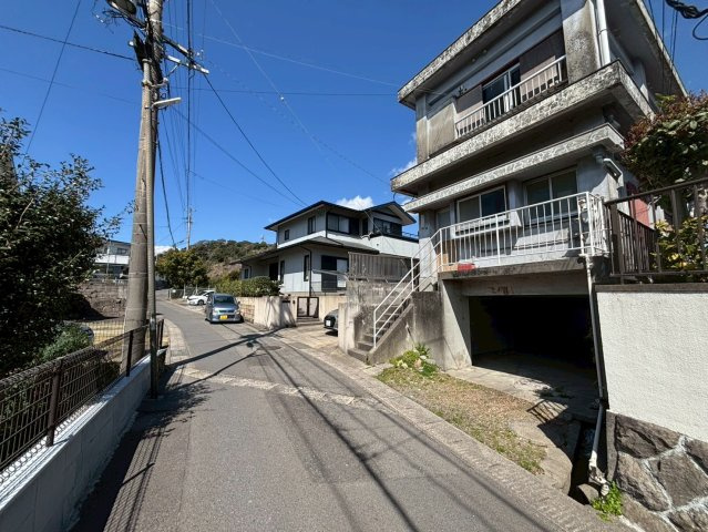 上竜尾町　中古戸建ての前面道路含む現地写真