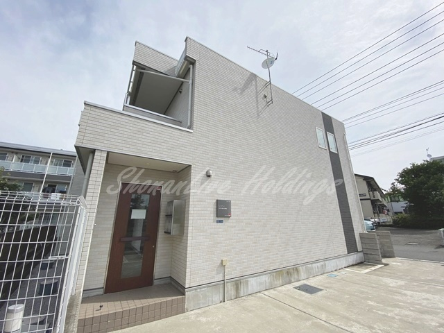 茅ヶ崎市小和田３丁目のアパートのエントランス