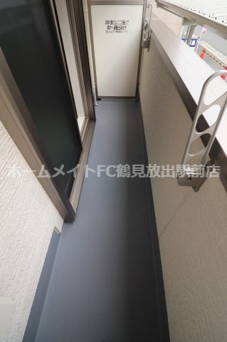 大阪市鶴見区今津中１丁目のアパートのバルコニー