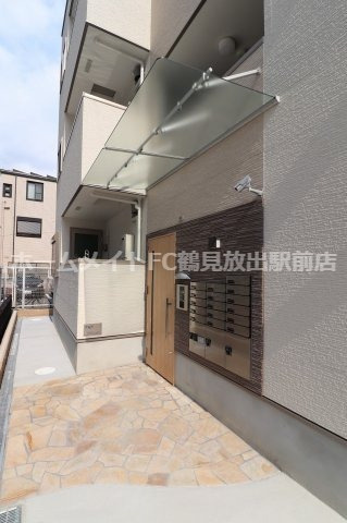 大阪市鶴見区今津中１丁目のアパートのエントランス