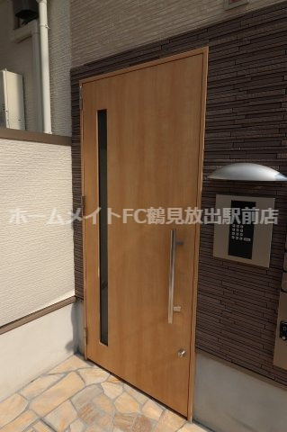 大阪市鶴見区今津中１丁目のアパートのエントランス