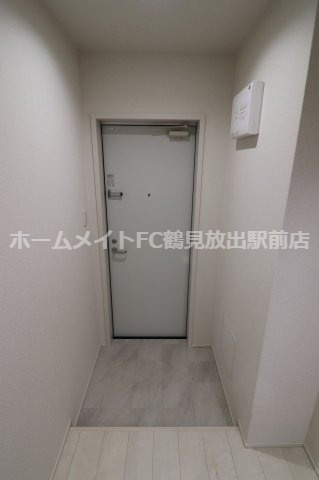 大阪市鶴見区今津中１丁目のアパートの玄関