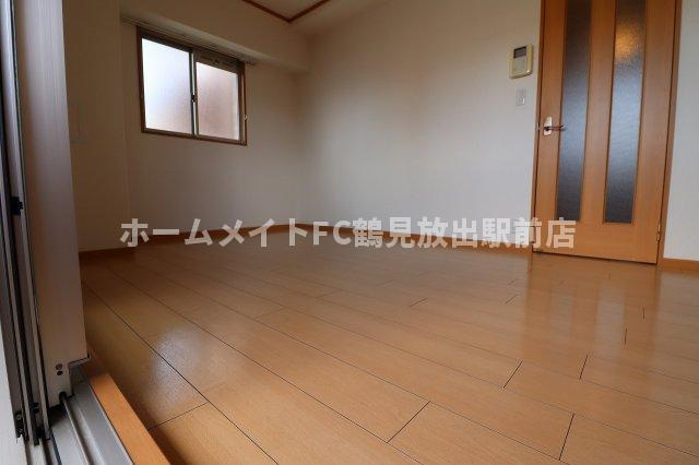 大阪市鶴見区放出東３丁目の賃貸マンションの洋室