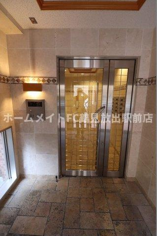 大阪市鶴見区放出東３丁目の賃貸マンションのエントランス