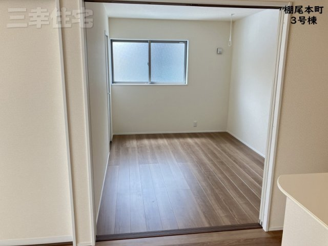 碧南市棚尾本町の洋室|リビングと続き間になる洋室6帖。平屋なのに4部屋もお部屋があります