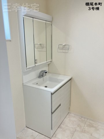 碧南市棚尾本町の洗面所|3面鏡の洗髪洗面化粧台には、十分な可動式収納棚も付いた見た目も美しく機能性に優れた使いやすい仕様です