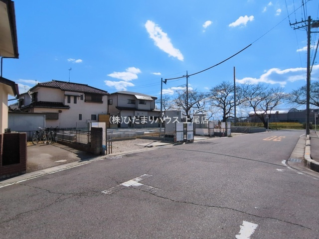 蓮田市西新宿　新築戸建　リーブル01の前面道路含む現地写真