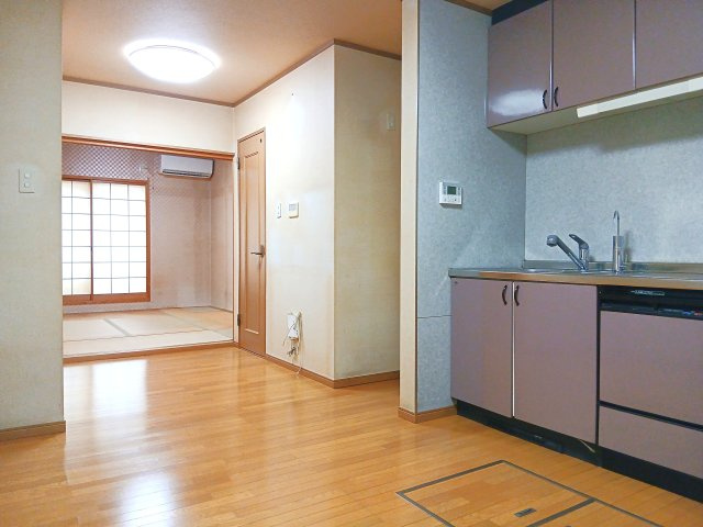 西七条市部町の居間・リビング
