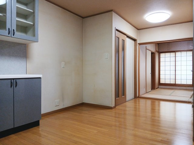 西七条市部町の居間・リビング