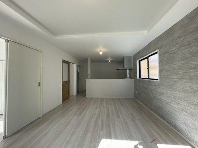 【居間・リビング】 | 【新築分譲住宅　～ LIGARE　リガーレ～　】東根市中央3　全1棟 | 一日の中で多くの時間を過ごすことになる住まいだからこそ、いつも穏やかな空間であるように心掛けています。構成する建材などへの配慮が、住まう方の健康を守ります。