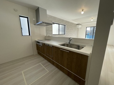 【キッチン】 | 【新築分譲住宅　～ LIGARE　リガーレ～　】東根市中央3　全1棟 | 対面キッチンなら、料理や後片づけをしながらリビングにいるご家族と会話したり、気配を感じることができます。特にお子様が小さいうちは、目が離せないので便利です。