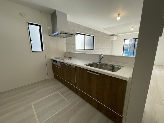 【キッチン】 | 【新築分譲住宅　～ LIGARE　リガーレ～　】東根市中央3　全1棟 | 対面キッチンなら、料理や後片づけをしながらリビングにいるご家族と会話したり、気配を感じることができます。特にお子様が小さいうちは、目が離せないので便利です。