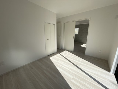 【洋室】 | 【新築分譲住宅　～ LIGARE　リガーレ～　】東根市中央3　全1棟 | リビングに隣接する洋室です。客室や将来の寝室としても♪