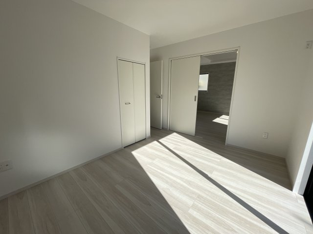 【洋室】 | 【新築分譲住宅　～ LIGARE　リガーレ～　】東根市中央3　全1棟 | リビングに隣接する洋室です。客室や将来の寝室としても♪