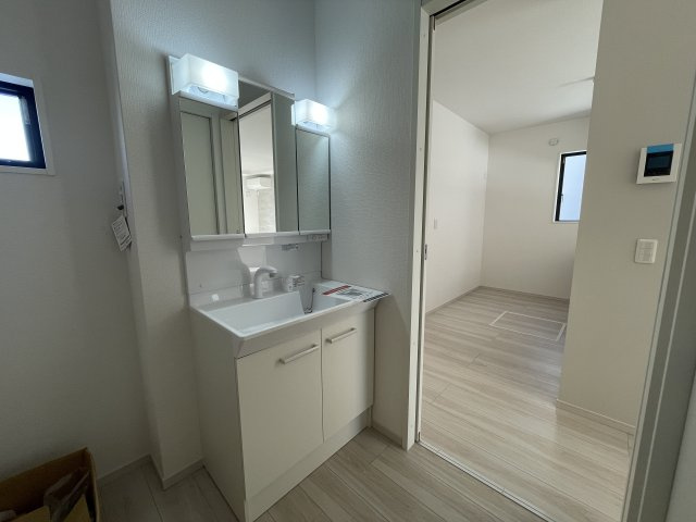 【独立洗面台】 | 【新築分譲住宅　～ LIGARE　リガーレ～　】東根市中央3　全1棟 | 十分な大きさの洗面台は収納もさる事ながら、身だしなみチェックや歯磨きなど、朝の慌ただしい時間でもホテルライクなスペースで余裕とゆとりを感じて頂けます。