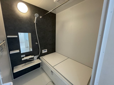 【浴室】 | 【新築分譲住宅　～ LIGARE　リガーレ～　】東根市中央3　全1棟 | 掃除のしやすさ・収納の便利さなど、おふろを使う人、お手入れする人、みんなにとっての「しあわせ性能」を追求したバスルームを採用いたしました。