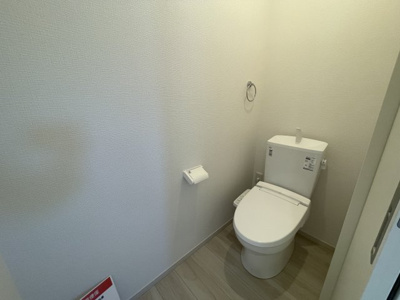 【トイレ】 | 【新築分譲住宅　～ LIGARE　リガーレ～　】東根市中央3　全1棟 | いつまでも清潔な空間であって頂けますように、目に留まるだけではなく、汚れをふき取り易いフロアと壁紙をチョイス致しました。洗浄便座になっておりますので、とても清潔にご使用いただけます。