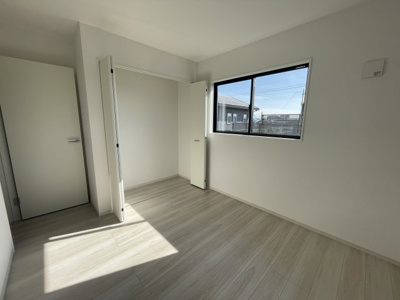 【洋室】 | 【新築分譲住宅　～ LIGARE　リガーレ～　】東根市中央3　全1棟 | 住まいに求める心地よさは人それぞれ。１階に設けた洋室は、シンプルで飽きのこないデザインに仕上げました。使い方は自由自在。暮らしながら、自分らしい空間へと変化させていけるお部屋です。