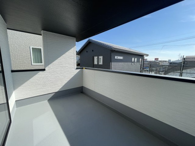 【バルコニー】 | 【新築分譲住宅　～ LIGARE　リガーレ～　】東根市中央3　全1棟 | 暮らしの中で光と風を演出してくれるバルコニー、見事なまでの開放的な空間を演出しながら、プライベート性も確保された空間は我が家の自慢です。