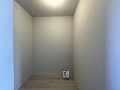 【収納】 | 【新築分譲住宅　～ LIGARE　リガーレ～　】東根市中央3　全1棟 | ２階１２畳の洋室には、ウォークインクローゼットとフリースペース付きです♪