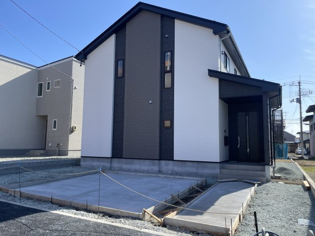 【外観】 | 【新築分譲住宅　～ LIGARE　リガーレ～　】東根市中央3　全1棟 | 単に見た目や質感の良さだけではなく、建物の基礎や構造といった、目には見えにくい部分にもこだわります。住まいの本質の部分から、住み心地や安全性を見つめ直しました。