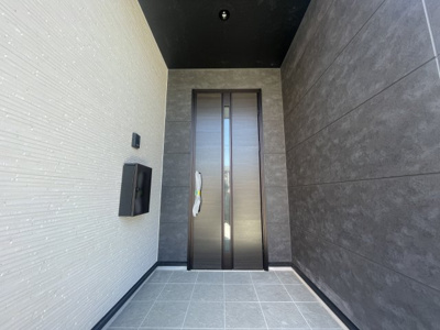 【玄関】 | 【新築分譲住宅　～ LIGARE　リガーレ～　】東根市中央3　全1棟 | お客様をお迎えする玄関は落ち着いた雰囲気。帰り着くたびに洗練されたテイストの空間に迎えられ誇りと喜びを感じる玄関まわりです。