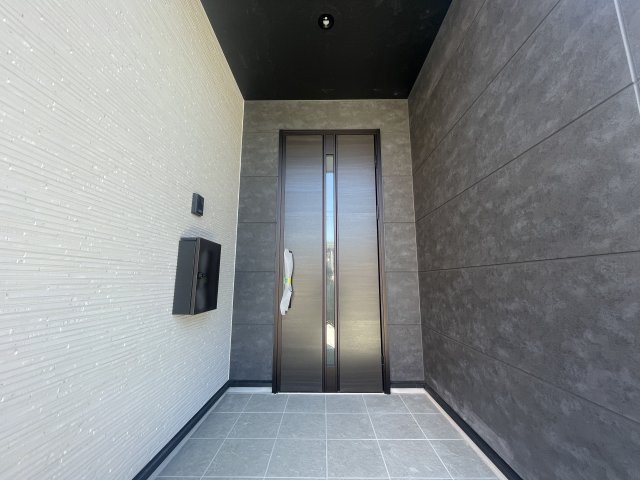 【玄関】 | 【新築分譲住宅　～ LIGARE　リガーレ～　】東根市中央3　全1棟 | お客様をお迎えする玄関は落ち着いた雰囲気。帰り着くたびに洗練されたテイストの空間に迎えられ誇りと喜びを感じる玄関まわりです。