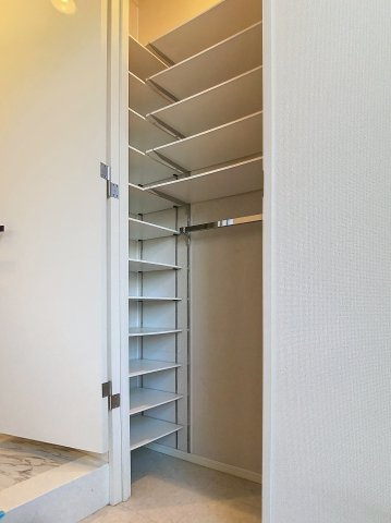 プレアタウン河東Aの玄関