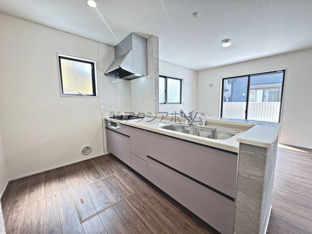所沢市上安松・全4棟　新築一戸建　4号棟のキッチン|リビングを見渡せる対面キッチン