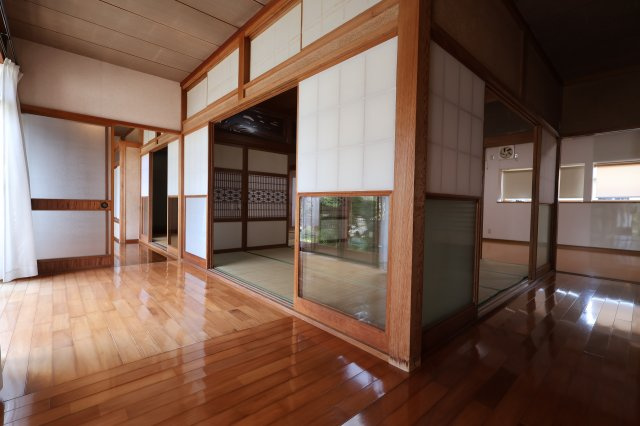 見附市名木野町戸建て（定期借家１年限定/短期解約金無）の居間・リビング|ゆったり過ごせる居間です