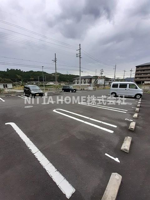 メゾンルミエールの駐車場|敷地内駐車場です◎