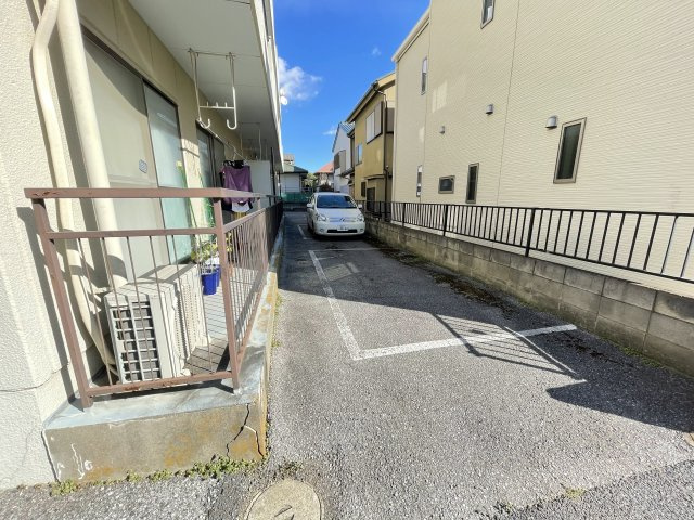 春日部市増富の賃貸マンションの駐車場