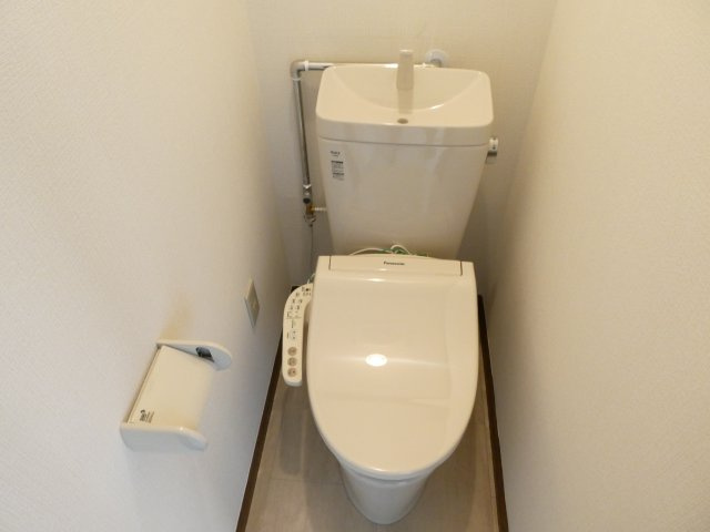 春日部市増富の賃貸マンションのトイレ