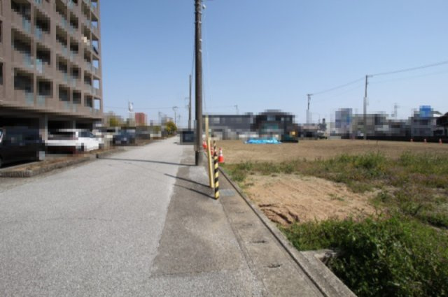 高そね　E号地　建築条件付　売土地　【全8区画】の前面道路含む現地写真|北側　幅：5.98ｍ　接面：9.49ｍ