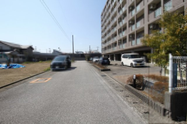 高そね　E号地　建築条件付　売土地　【全8区画】の前面道路含む現地写真|北側　幅：5.98ｍ　接面：9.49ｍ